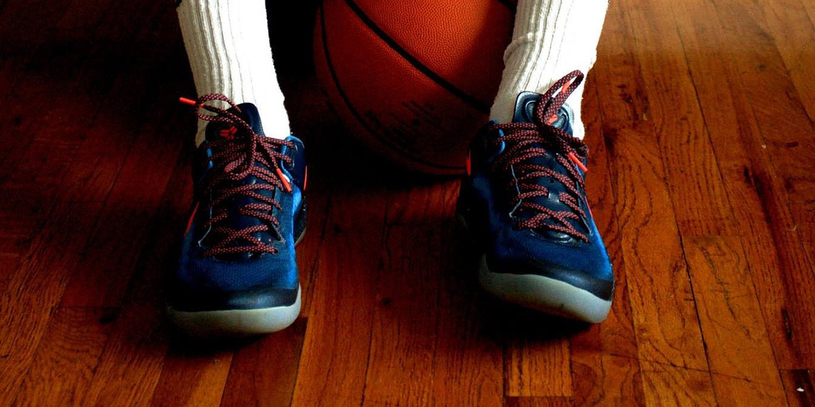 nike basketball shoes that tie themselves